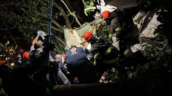 Equipes do Corpo de Bombeiros, Samu e Defesa Civil estão no local do acidente