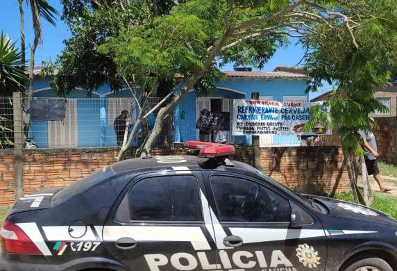 Ana Alice da Rocha foi presa no sábado (8), ao se apresentar à polícia. Ela está com prisão temporária decretada e nega participação na morte de Milton Prestes da Silva