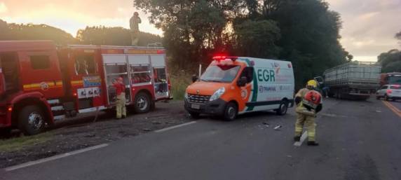 Acidente entre viatura da Brigada Militar e caminhão deixa dois feridos na RS-135, em Getúlio Vargas - foto 3