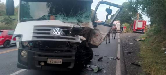 Acidente entre viatura da Brigada Militar e caminhão deixa dois feridos na RS-135, em Getúlio Vargas - foto 2