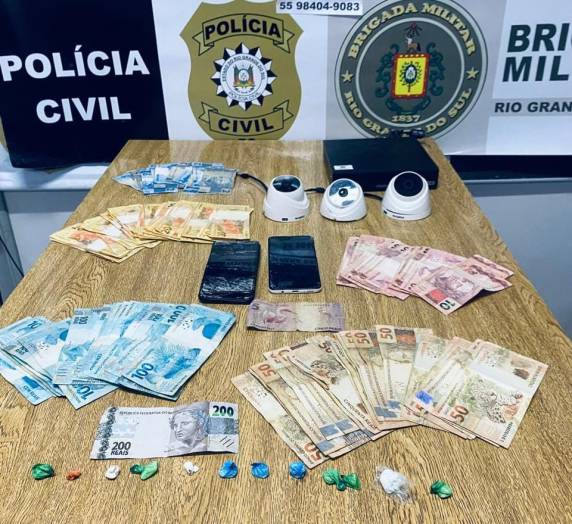 Os policiais cumpriram mais um mandado de busca e apreensão em um bar, no bairro Glória