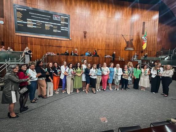 Cleonice Back recebe o Troféu Mulher Cidadã, na Assembleia Legislativa do Estado do Rio Grande do Sul - foto 3