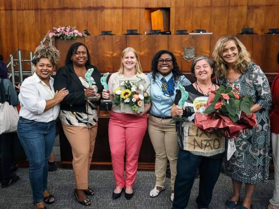 Cleonice Back recebe o Troféu Mulher Cidadã, na Assembleia Legislativa do Estado do Rio Grande do Sul - foto 2