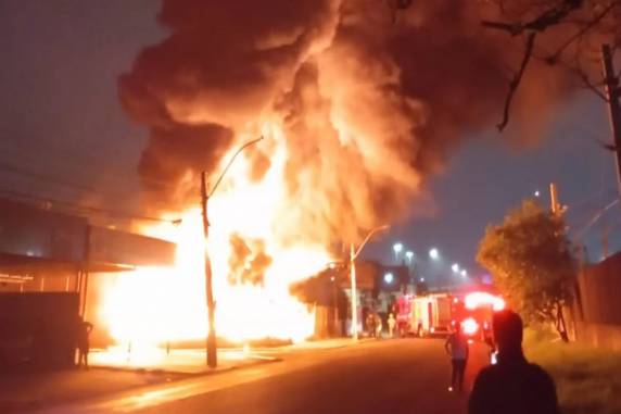 Corpo de Bombeiros está no local, no bairro Mathias Velho, e tenta controlar as chamas