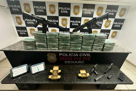 Inspetor chegou a se identificar, mas acabou levando um tiro na perna. Ação resultou no confisco de mais de 50 quilos de crack, armas e munição
