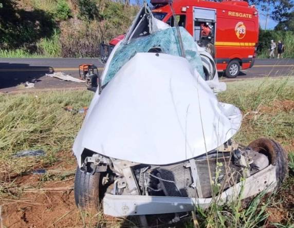 Uma mulher de 24 anos morreu após colisão frontal entre carro e caminhão.