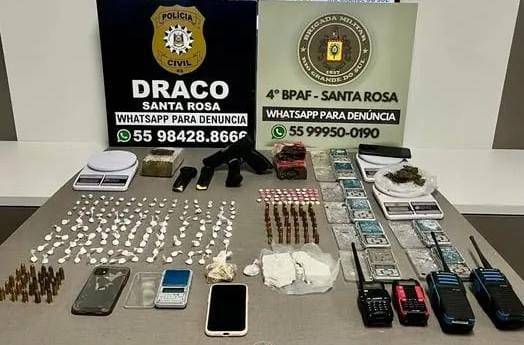 Foi apreendi grande quantidade de drogas, materiais utilizados no tráfico, arma e munições