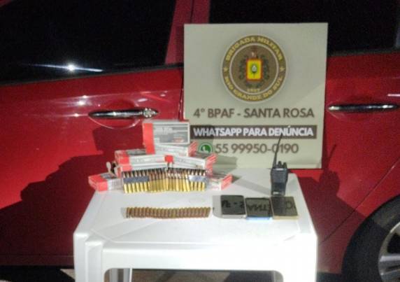A ação policial ocorreu na noite deste sábado logo após o trevo da cidade