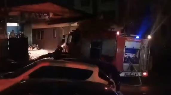Fogo começou durante um show, neste domingo (16). Número de vítimas ainda está sendo contabilizado pelas autoridades.