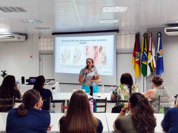 Obrigatória para equipes escolares, capacitação é realizada pela associada Adriane Kleinpaul