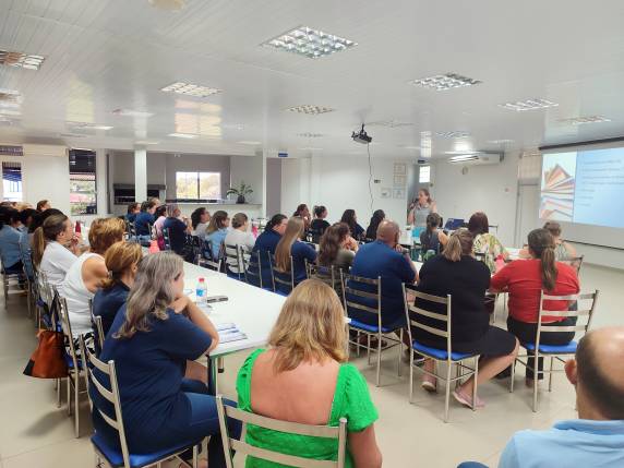 Obrigatória para equipes escolares, capacitação é realizada pela associada Adriane Kleinpaul