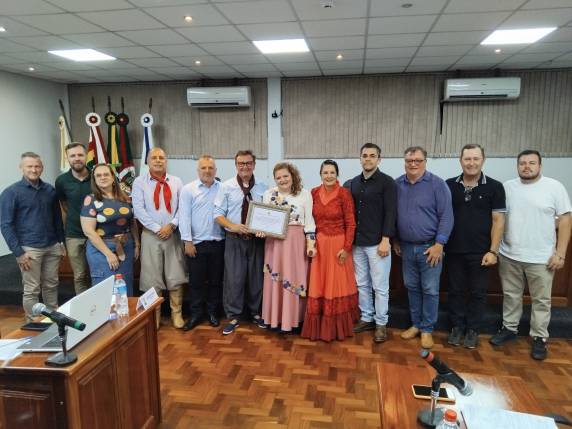 Instrutora de danças tradicionalistas gaúchas do CTG Tropeiros do Buricá, Gianna Kettner de Carvalho, 44 anos, recebe Moção em Homenagem dos vereadores