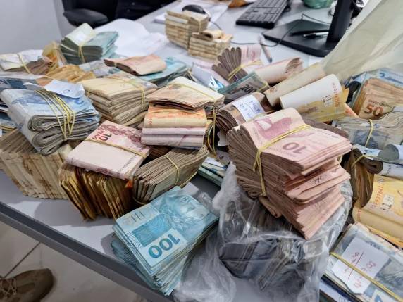 Suspeita da polícia é de que grupo criminoso faça uso dos refeitórios para lavagem de dinheiro. Organização foi alvo de ofensiva nesta terça-feira