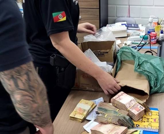 Suspeita da polícia é de que grupo criminoso faça uso dos refeitórios para lavagem de dinheiro. Organização foi alvo de ofensiva nesta terça-feira