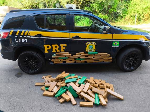 Os policiais abordaram um Renault Logan com dezenas de tijolos de maconha no porta-malas.