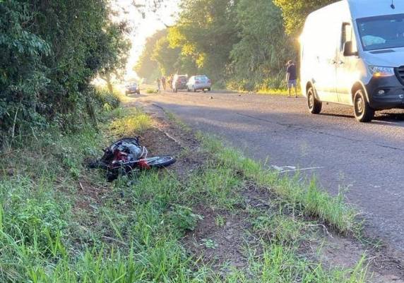 O condutor de uma moto morreu no local.