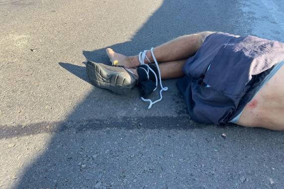 Depois de bater o veículo contra um muro, ele foi contido e teve as mãos e as pernas atadas por pessoas que estavam no local