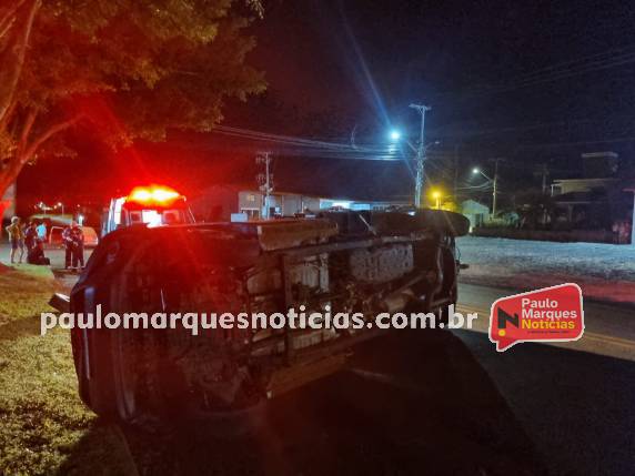 Uma mulher condutora de um Gol foi socorrida pelo Samu