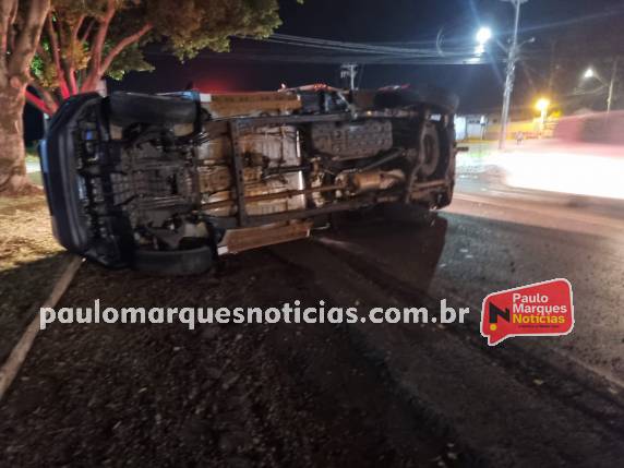 Caminhonete tomba após colisão na RS-342 em Três de Maio - foto 3