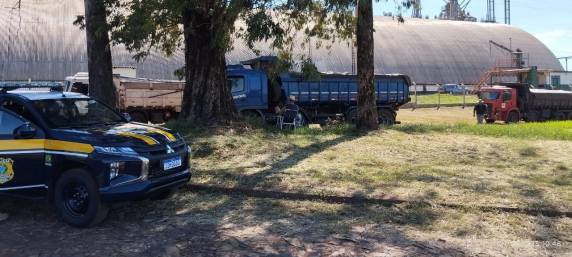 Diversos caminhões foram autuados e tiveram que fazer o transbordo da carga excedente