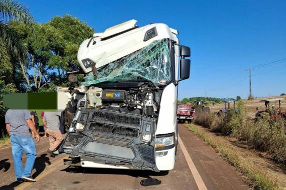 Veículos iam no mesmo sentido no trecho entre Ijuí e Ajuricaba. Condutores tiveram ferimentos leves