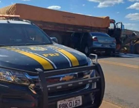 O condutor de um Voyage foi socorrido ao HNSO pelo corpo de bombeiros e SAMU de Vacaria devido aos ferimentos.