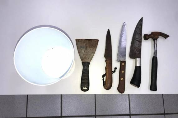 Caso foi descoberto na quarta-feira, quando a Polícia Civil realizava ação no bairro Sarandi. Gritos de socorro foram ouvidos pela equipe, que encontrou as vítimas sendo submetidas a uma sessão de agressões dentro de uma casa