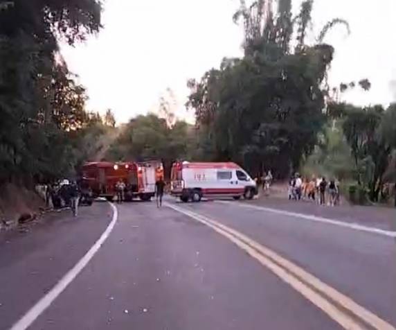 Colisão entre veículos deixa uma pessoa morta e feridos na BR-386 - foto 3