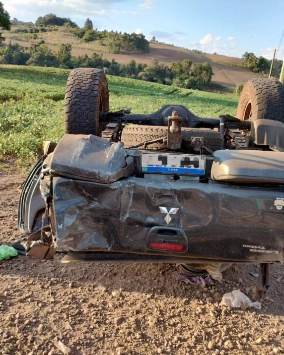 Acidente entre caminhonete e Kombi em São Valentim - foto 3