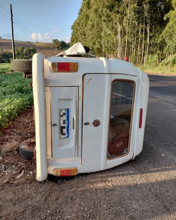 Acidente entre caminhonete e Kombi em São Valentim - foto 4