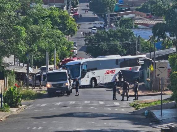 Ônibus estaria sem o motorista e teria atingido uma residência na Rua dos Sabiás, bairro Colina Verde