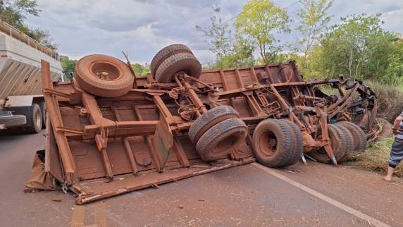 Caminhão tomba e deixa duas pessoas feridas, uma em estado grave, na RS-155 em Ijuí - foto 2
