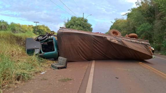 Caminhão tomba e deixa duas pessoas feridas, uma em estado grave, na RS-155 em Ijuí - foto 3