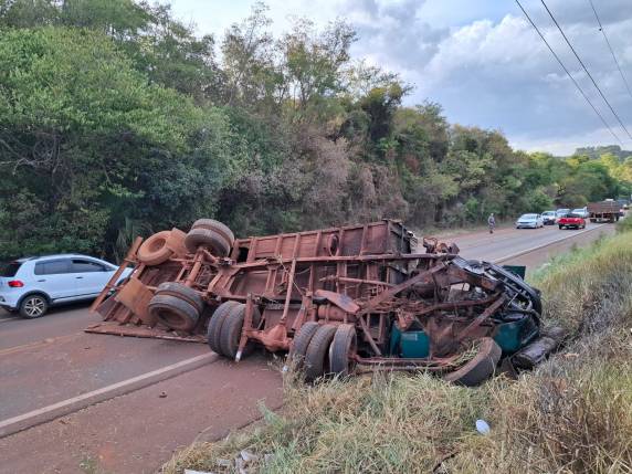 Caminhão tomba e deixa duas pessoas feridas, uma em estado grave, na RS-155 em Ijuí - foto 4