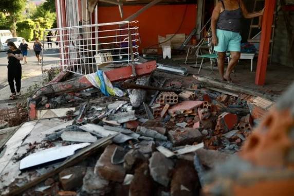 A Polícia Civil investiga o que causou o acidente. O motorista do veículo foi agredido por moradores e levado ao hospital da cidade