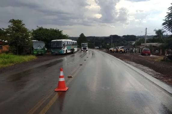 Com impacto, veículo saiu da pista. Não há registro de feridos