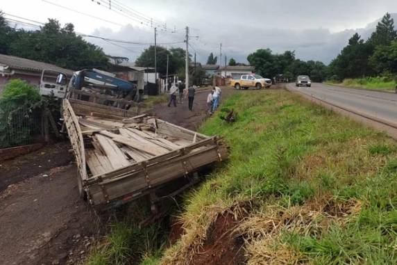 Com impacto, veículo saiu da pista. Não há registro de feridos