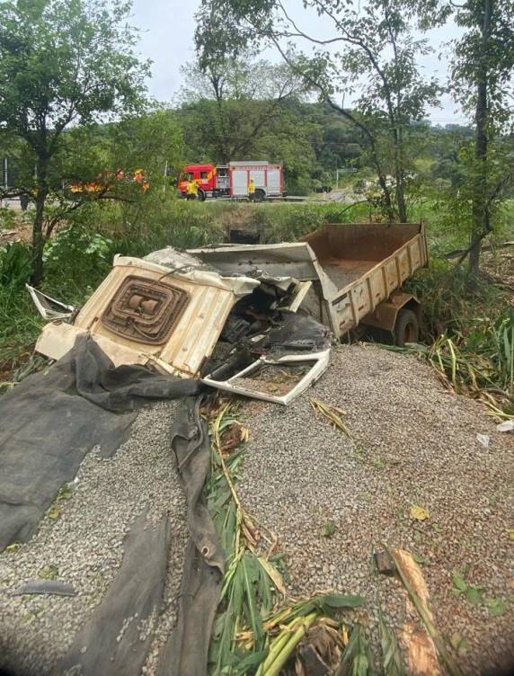 Veículo saiu da pista e carga de brita caiu sobre a cabine do caminhão.