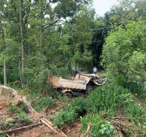 Veículo saiu da pista e carga de brita caiu sobre a cabine do caminhão.