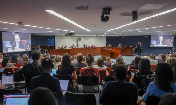 Sessão será retomada nesta quarta-feira às 9h30