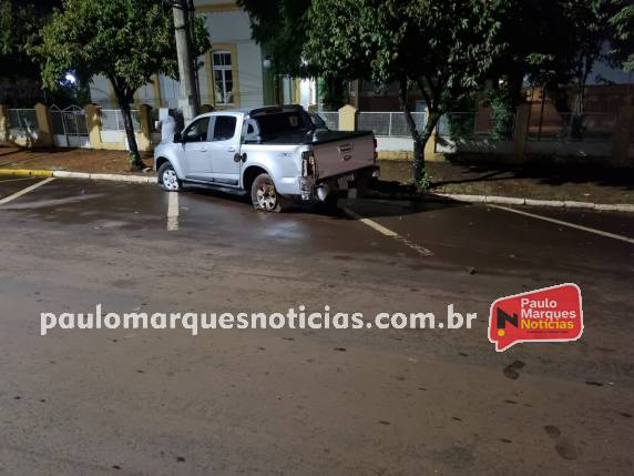 O Corpo de Bombeiros esteve no local, mas não localizou ninguém no veículo