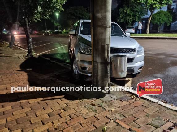Motorista perde controle de caminhonete que bate em blocos de concreto e em um poste, no Centro de Três de Maio - foto 2