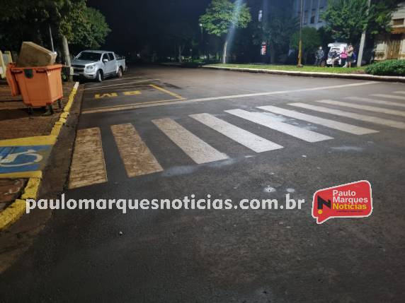 Motorista perde controle de caminhonete que bate em blocos de concreto e em um poste, no Centro de Três de Maio - foto 4