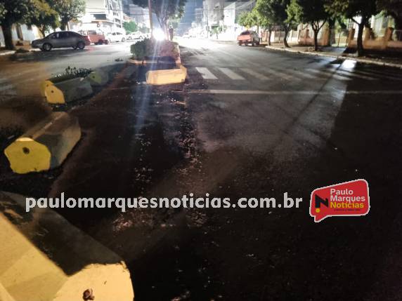 Motorista perde controle de caminhonete que bate em blocos de concreto e em um poste, no Centro de Três de Maio - foto 3