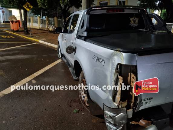 Motorista perde controle de caminhonete que bate em blocos de concreto e em um poste, no Centro de Três de Maio - foto 5