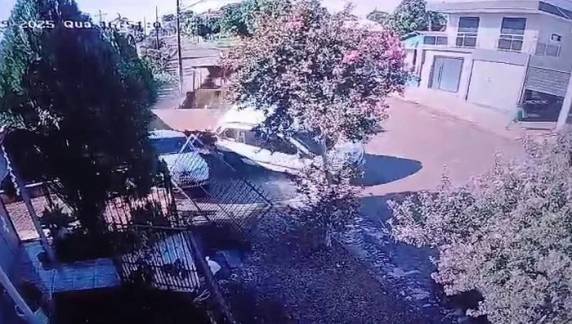Acidente aconteceu na última quarta-feira, mas imagens da ocorrência foram divulgadas nesta terça-feira. Apesar do impacto, ninguém ficou ferido