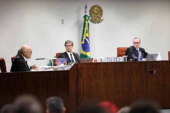Julgamento começou na manhã de terça-feira e seguiu na manhã desta quarta no plenário da Primeira Turma. Será aberta uma ação penal com a coleta de provas e depoimentos