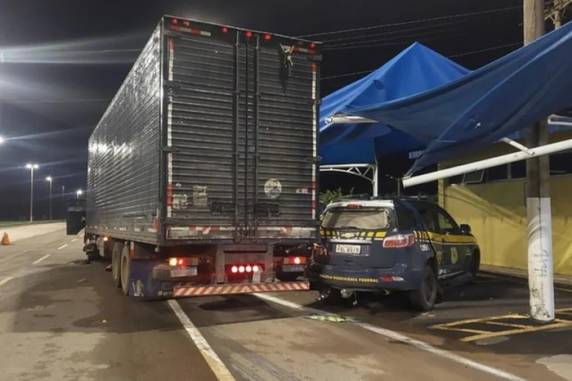 O condutor estava sob efeito de bebida alcoólica e tentou subornar os policiais. Ele foi preso em flagrante e está sob investigação por possível crime de terrorismo