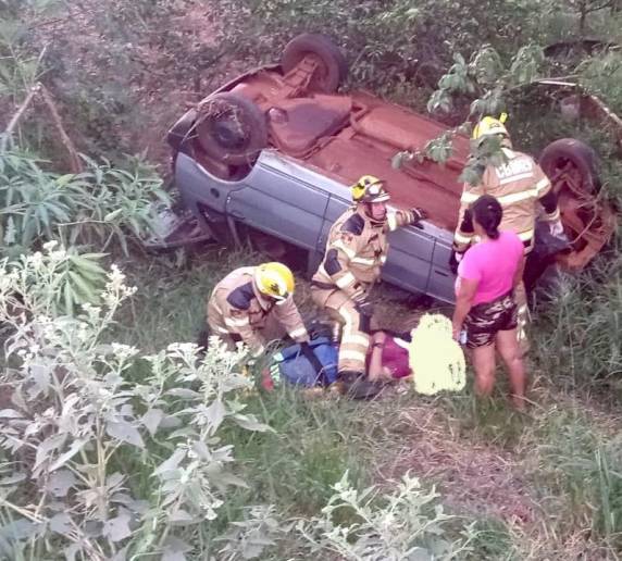 uma pesoa ficou ferida e foi socorrida pelo Corpo de Bombeiros
