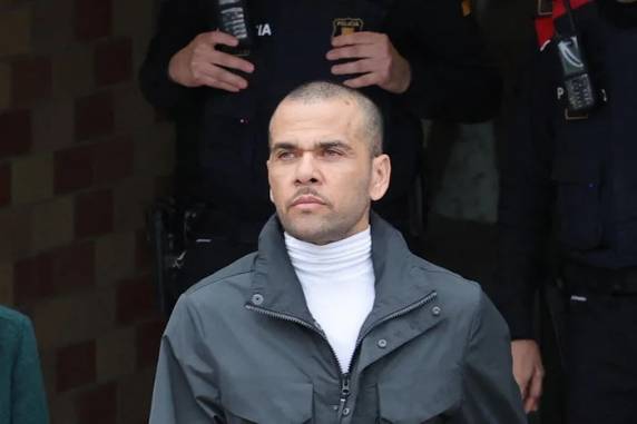 Jogador havia sido condenado por estupro a uma jovem em uma casa noturna de Barcelona, em 2022; informações são do G1